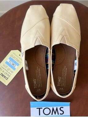 TOMS Women’s Classic Canvas Size 8 Slip On Flats Cream NWT